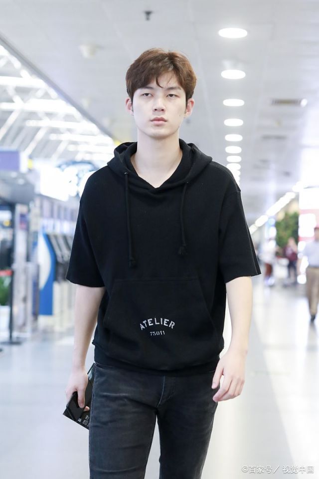 董力机场大步疾行如在t台,一身黑色休闲装演绎成熟稳重风